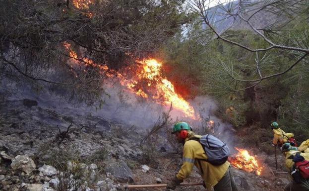 More than 200 firefighters and 20 aircraft continue their efforts to control the Pujerra wildfire